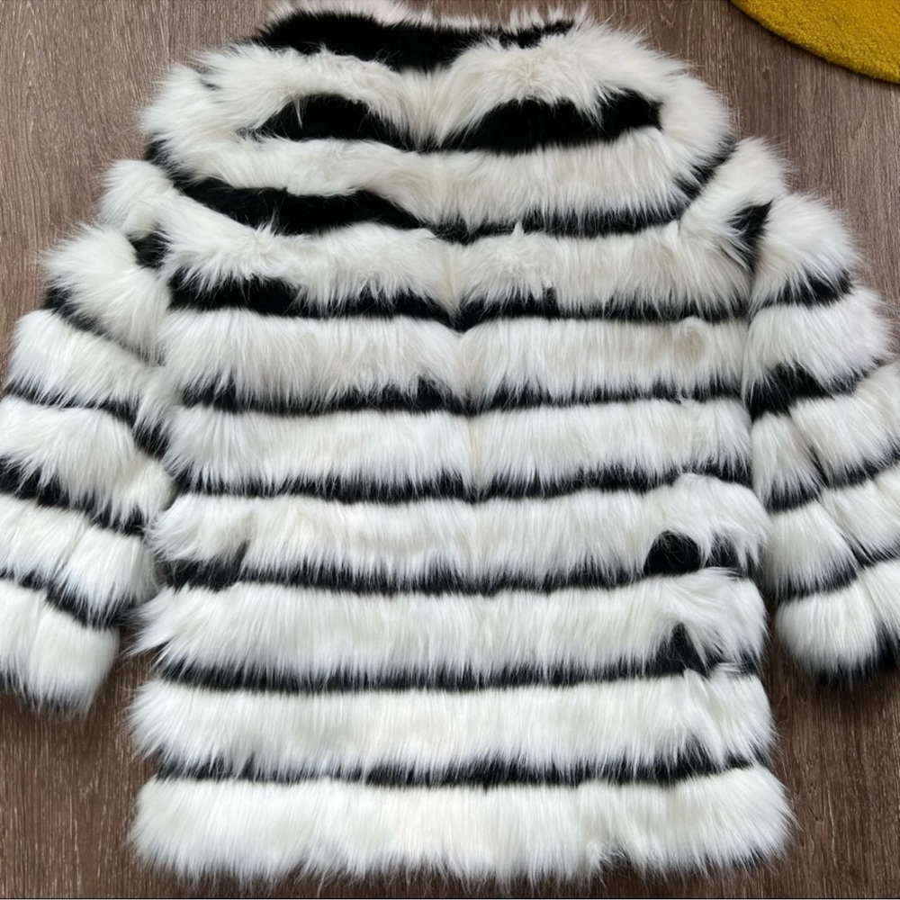 Faux fur jacket, great condition, fits size 0-4. Never worn! - Picture 2 of 3